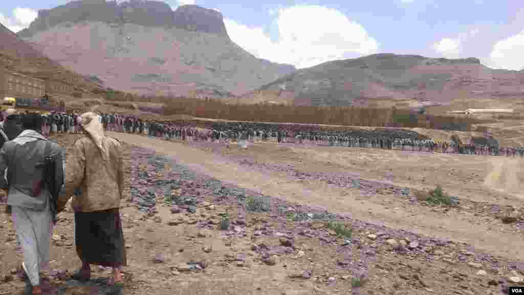 Yemeni tribesmen await remains of one of their own killed in clashes, Khawlan al-Tyal, a tribal area east of Sana'a, September 2015. (VOA/A. Mojalli)
