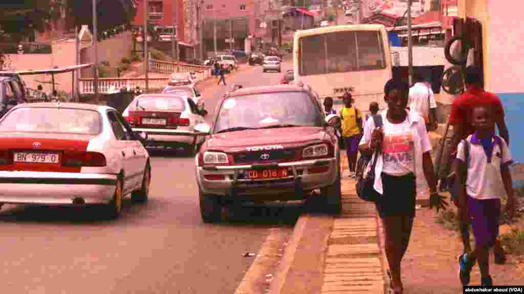 Les activités dans un quartier de l'ouest de la capitale Malabo en Guinée équatoriale. Des élèves en route pour l'école y sont apperçus.