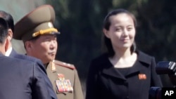 지난해 4월 북한 평양의 신시가지인 여명거리 준공식에 참석한 김여정(오른쪽).
