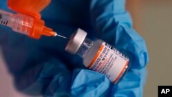 Arhiva, ilustracija - Medicinski radnik priprema dozu vakcine protiv Kovida 19, proizvođača Fajzer BajoNTek