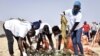 Des bénévoles gantés trient les ordures collectées sur la plage de Ngor, l'une des plus fréquentées de Dakar, à Dakar, Sénégal, 9 juin 2018