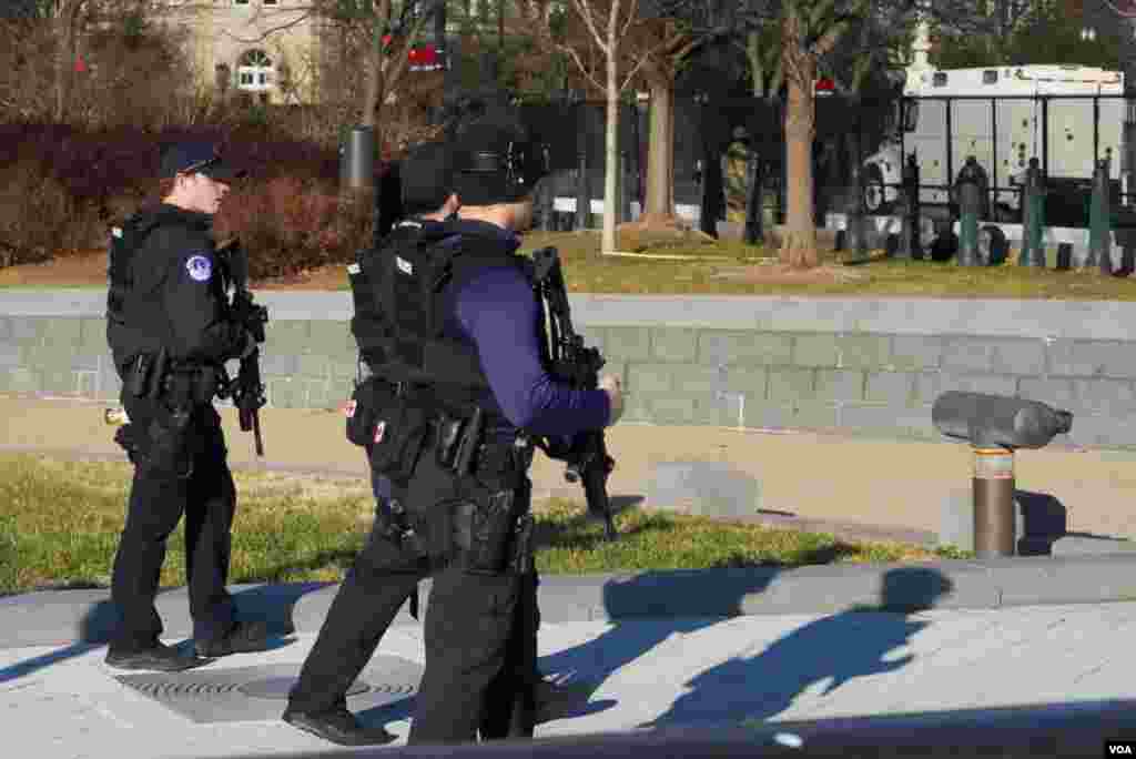 Agentes de la Policía del Capitolio armados custodian los alrededores del complejo legislativo; un agente de este cuerpo policial y otras cuatro personas murieron durante el asalto del seis de enero de 2021.