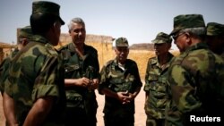 Le commandant Sidi Waghal parle avec ses officiers près de Tifariti, dans l'ouest du Sahara, le 9 septembre 2016.