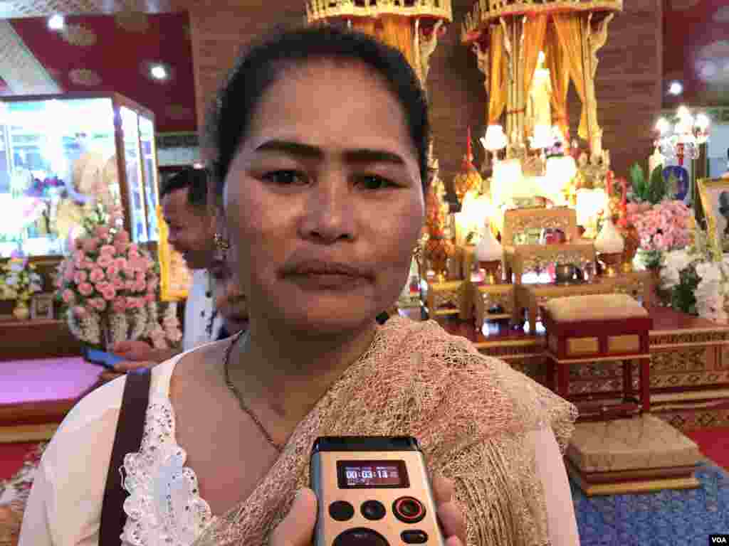អ្នកស្រី ឆាន់ សារ៉ន ពលករខ្មែរមួយរូបដែលធ្វើការនៅរោងចក្រមួយ នៅខេត្តអយុធ្យា និយាយជាមួយVOA ក្នុងពេលប្រារព្ធពិធីបុណ្យភ្ជុំបិណ្ឌ នៅវត្តស៊ីសុដារ៉ាម ក្នុងទីក្រុងបាងកក នៅថ្ងៃទី២២ ខែកញ្ញា ឆ្នាំ២០១៩។ (កាន់ វិច្ឆិកា/VOA)