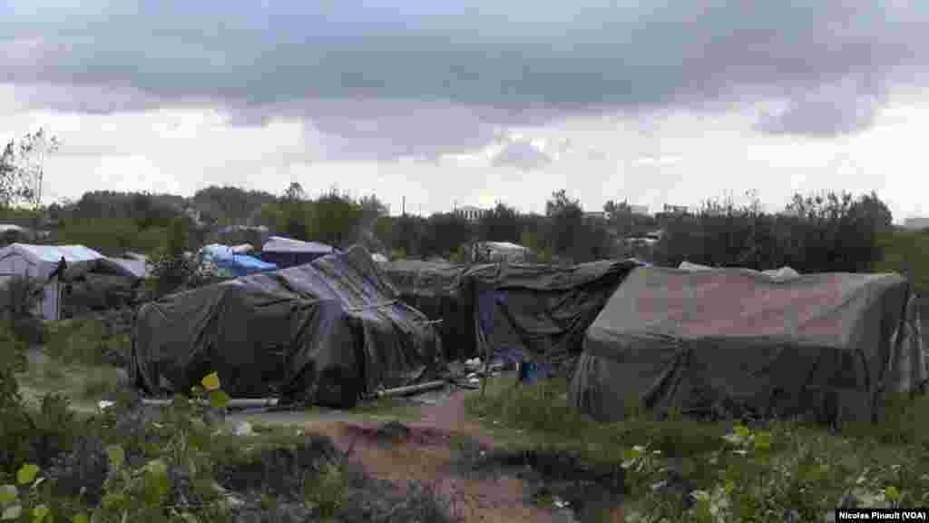 Vue de la "jungle". Ce camp est situé aux abords de Calais dans le nord de la France, 14 octobre 2015 (Nicolas Pinault/VOA).