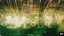 Des barres de combustible nucléaire usé de la Corée du Nord, sont conservées dans un bassin de refroidissement à Yongbyon, décembre1996. 