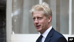 El legislador del Partido Conservador Británico Jo Johnson, llega a la sede del gobierno en Downing Street, Londres, el 4 de septiembre de 2019, antes de anunciar su renuncia como ministro de educación y legislador.