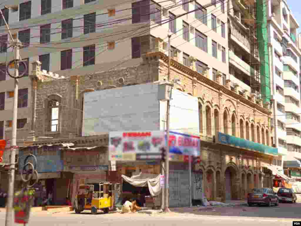 کراچی کے صنعتی مرکز میں قائم ایک قدیم عمارت جسکی چھت خستہ حالت کے باعث ٹوٹ چکی ہے