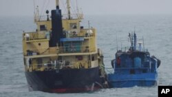 Tanker Korea Utara Yu Jong 2 (kiri) dan Min Ning De You 078 berdampingan di Laut China Timur (foto: dok). AS menuduh tanker-tanker Korea Utara membawa produk minyak yang diperoleh melalu transfer secara tidak sah antar kapal. 
