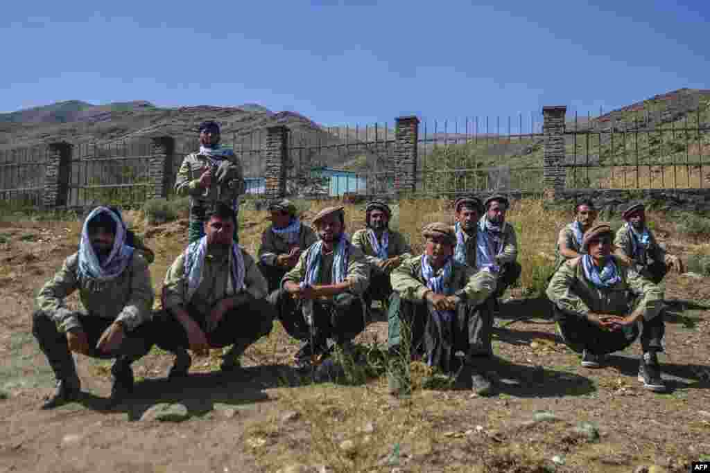 Los jóvenes afganos que serán incluidos en las fuerzas de seguridad afganas se sientan a lo largo de una carretera en la provincia de Panjshir en Afganistán el 15 de agosto de 2021.