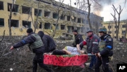 Iryna Kalinina es trasladada a toda prisa para recibir ayuda médica, tras un ataque ruso en Mariúpol, Ucrania, el 9 de marzo de 2022. Esta imagen de Iryna Kalinina fue galardonada con el World Press Photo a mediados de este año.