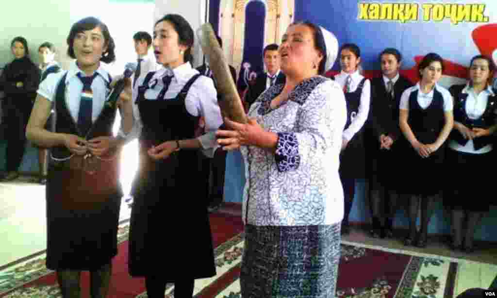 Shoir she'rlarni ona qishloq farzandlari kuyga solib qo'shiq qilishgan