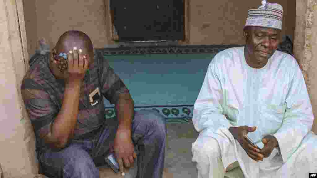 Alhaji Inuwa père de l'une des 110 écolières kidnappées par Boko Haram pleure de joie à Dapchi le 21 mars 2018.