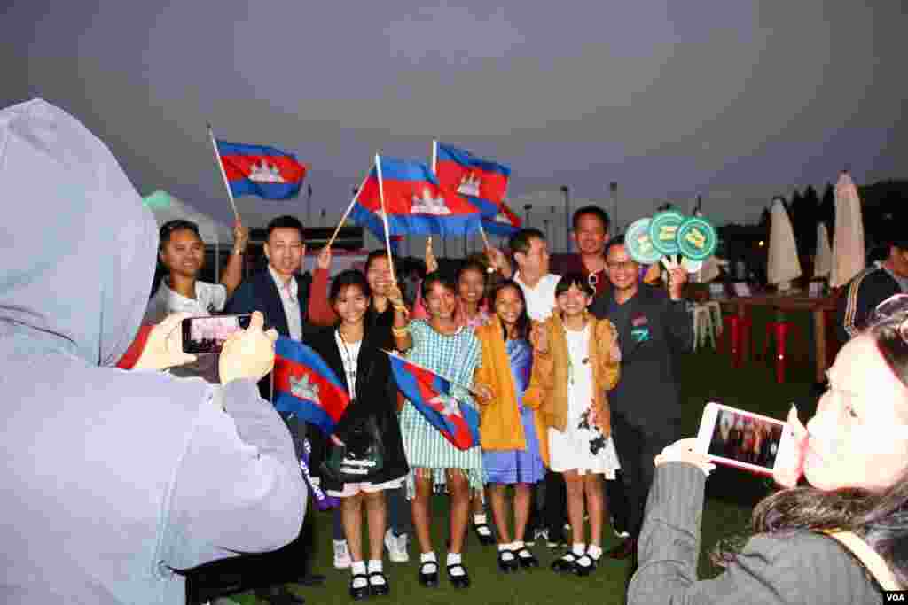 ពលរដ្ឋខ្មែរអាមេរិកដែលរស់នៅតំបន់បច្ចេកវិទ្យា Silicon Valley ថតរូបជាមួយកុមារីខ្មែរទាំង៥ពីសាលាអន្តរជាតិ Ligar Learning Center ដែលបានបង្កើតកម្មវិធីទូរស័ព្ទសម្រាប់លក់ផលិតផលខ្មែរ នៅក្រោយការប្រកួតផ្តាច់ព្រ័ត្រ Technovation Challenge World Pitch Summit នៅទីស្នាក់ការកណ្តាលក្រុមហ៊ុនបច្ចេកវិទ្យា Google នៅក្រុង Mountain View រដ្ឋកាលីហ្វរញ៉ា សហរដ្ឋអាមេរិក កាលពីថ្ងៃព្រហស្បតិ៍ ទី១០ ខែសីហា ឆ្នាំ២០១៧។ (សឹង សុផាត/VOA)