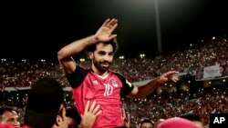 Mohamed Salah porté en triomphe lors de la qualification de l'Egypte devant le Congo (2-1) pour le Mondial 2018, au stade de Borg El Arab, Alexandrie le 8 octobre 2017 (AP Photo/Nariman El-Mofty)