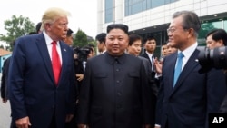 特朗普、金正恩和文在寅6月30日在板门店非军事区见面。
