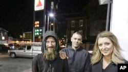 Джоні Боббіт, Кейт Макклур та її бойфренд Марк Д'Аміко в Філадельфії