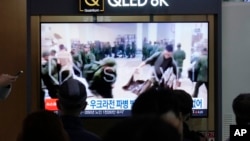ARHIVA: Snimak sjevernokorejskih vojnika kako čekaju u redu u za zalihe u Rusiji, na TV stanicama u Seulu (Foto: AP/Ahn Young-joon)
