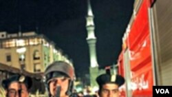 Polisi Mesir melakukan serangkaian penggerebekan terhadap partai oposisi.