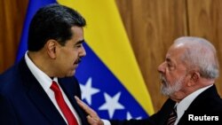 Los presidentes de Venezuela, Nicolás Maduro, y de Brasil, Luiz Inacio Lula Da Silva, se saludan en Brasilia el 29 de mayo de 2023.