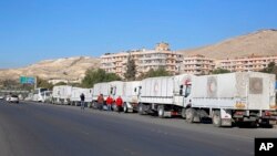 Konvoi truk-truk pembawa bantuan kemanusiaan menunggu di depan kantor badan kemanusiaan PBB (UNRWA) sebelum berangkat menuju daerah-daerah di luar Damaskus, Suriah (foto: dok).