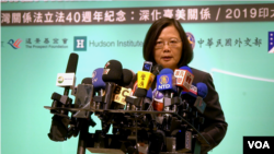 2019年4月16日，台灣總統蔡英文在出席“2019印太安全對話”後說美國批准軍售、繼續F-16飛行員培訓計劃非常及時。(美國之音海倫拍攝) 