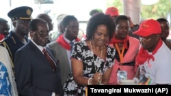 Robert Mugabe et la première dame devant le gateau pour ses 92 ans