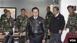 Presiden Korea Selatan Lee Myung-bak (tengah) tiba bersama Menteri Pertahanan Kim Tae-young (kedua dari kanan) di Seoul, untuk membahas tanggapan terhadap serangan artileri Korea Utara.