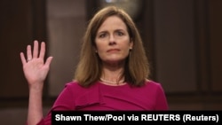 Calon hakim agung Amy Coney Barrett disumpah sebelum dimulainya Sidang Konfirmasi di Senat AS hari Senin (12/10). 