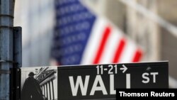 在紐約證券交易所(NYSE) 外的華爾街的路牌。