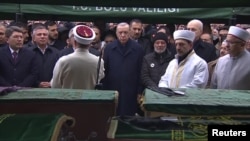 Presiden Turki Recep Tayyip Erdogan Kamis (23/1) menghadiri acara pemakaman para korban yang tewas akibat kebakaran di sebuah hotel di resor ski yang menewaskan sedikitnya 76 orang. 