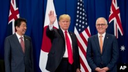 2017年11月，澳大利亞總理特恩布爾（右）與美國總統川普（中）和日本首相安平晉三在馬尼拉參加亞太首腦會議。