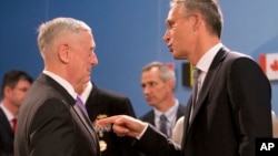 AQSh Mudofaa vaziri Jim Mattis NATO Bosh kotibi Yens Stoltenberg bilan, Bryussel, 29-iyun, 2017