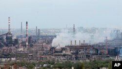 Arhiva - Dim se diže iznad Metalurškog kombinata Azovstal u Marijupolju, u Marijupolju, 5. maja 2022.