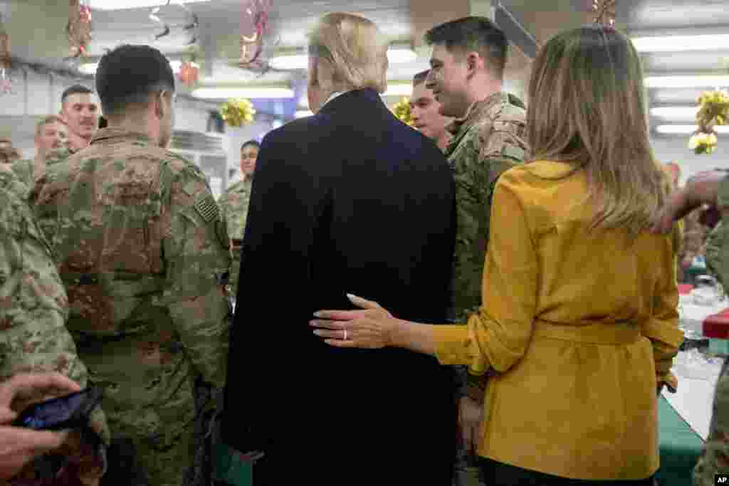 En un viaje sorpresa a Irak este miércoles, el presidente Donald Trump defendió su decisión de retirar las fuerzas estadounidenses de Siria, donde han estado ayudando a combatir a los militantes del Estado Islámico.