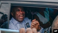 L’ancien président Laurent Gbagbo à l’aéroport d’Abidjan, le 17 juin 2021. 