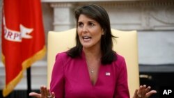 Dubes AS untuk PBB yang ramah, Nikki Haley, berbicara dalam sebuah rapat dengan Presiden Donald Trump di Oval Office, Gedung Putih, Selasa, 9 Oktober 2018, Washington, D.C. (foto: AP Photo/Evan Vucci)