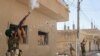 Para kombatan dari Unit Perlindungan Rakyat menembak drone yang dioperasikan militan ISIS di Raqqa, Suriah, pada 16 Juni 2017. (Foto: Reuters/Goran Tomasevic)