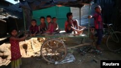 Anak-anak pengungsi Rohingya bermain di kamp pengungsi Kutupalong dekat Cox's Bazar, Bangladesh, 6 November 2017. 