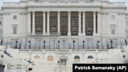 Persiapan untuk pelantikan Presiden terpilih AS Joe Biden berlangsung di West Front, Gedung Capitol, Jumat, 8 Januari 2021. (Foto: AP)
