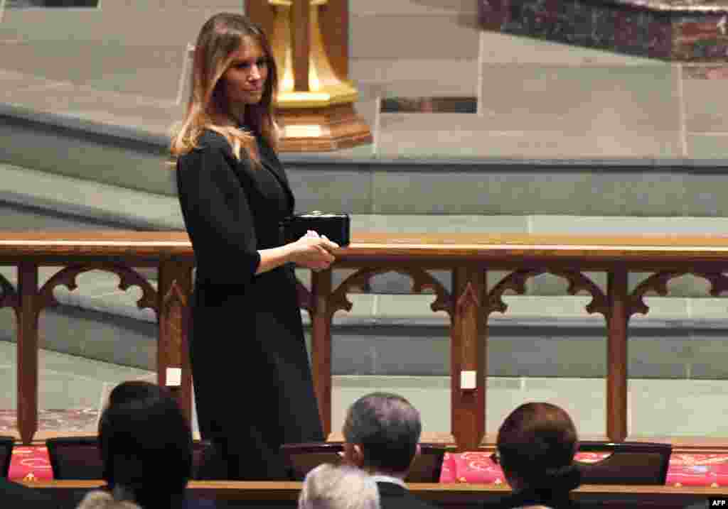 La première dame des Etats-Unis, Melania Trump, arrive aux funérailles de l'ancienne première dame Barbara Bush à l'église épiscopale de St. Martin à Houston, au Texas, le 21 avril 2018.