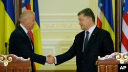 Віце-президент США Джозеф Байден тисне руку президенту України Петру Порошенку після спільної прес-конференції у Києві.