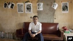 រូបឯកសារ៖ លោក​ ឆាំង​ យុ ​នាយក​​មជ្ឈមណ្ឌល​​ឯកសារ​​កម្ពុជា ថត​នៅ​សាលារៀន​ទួលស្លែង ដែល​ជា​អតីត​មណ្ឌល​ធ្វើ​ទារុណកម្ម​​ក្នុង​របប​ខ្មែរ​ក្រហម​ ដែល​ឥឡូវ​នេះ​បាន​ប្រែក្លាយ​ទៅ​ជា​សារមន្ទីរ ដែល​ឯកសារ​ជាច្រើន​ដែល​លោក​កំពុង​ស្រាវជ្រាវ ត្រូវបាន​រក្សា​ទុក។