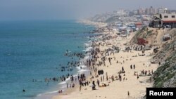 فلسطینی‌ها در ساحلی در نزدیکی شهر دیرالبلاح