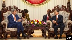 U.S. Secretary of State John Kerry, left, speaks with Lao Prime Minister Thongsing Thammavong at the Prime Minister's Office in Vientiane, Laos, Jan. 25, 2016. 