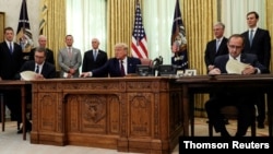 El presidente de Estados Unidos, Trump, recibe al presidente de Serbia, Aleksandar Vucic, y al primer ministro de Kosovo, Avdullah Hoti, en la Casa Blanca, el 4 de septiembre del 2020. 