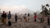 Miles de personas en alerta por erupción de volcán en Indonesia