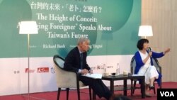 布魯金斯研究院東亞所主任卜睿哲（左）應台灣著名作家龍應台（右）邀請，2016年5月21日在台北沙龍演講。（美國之音齊勇明拍攝）