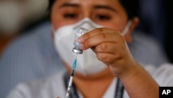 Seorang perawat menyiapkan jarum suntik dengan vaksin Moderna COVID-19 di rumah sakit sementara di Guatemala City, 25 Februari 2021. (Foto: AP)