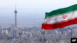Bendera nasional Iran dikibarkan di Teheran, Iran, Selasa, 31 Maret 2020. (Foto: AP)